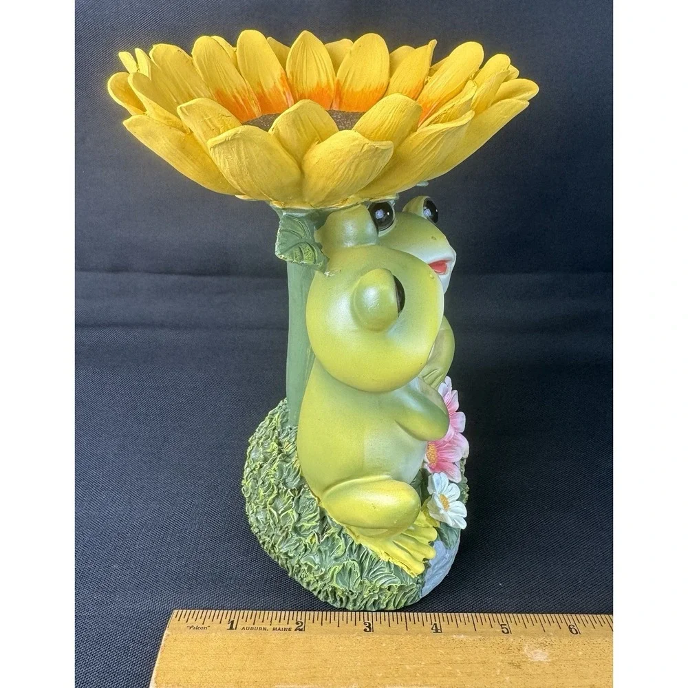 Decorative Whimsical Frogs Under Sunflower Statue/Decor/Small Birdfeeder